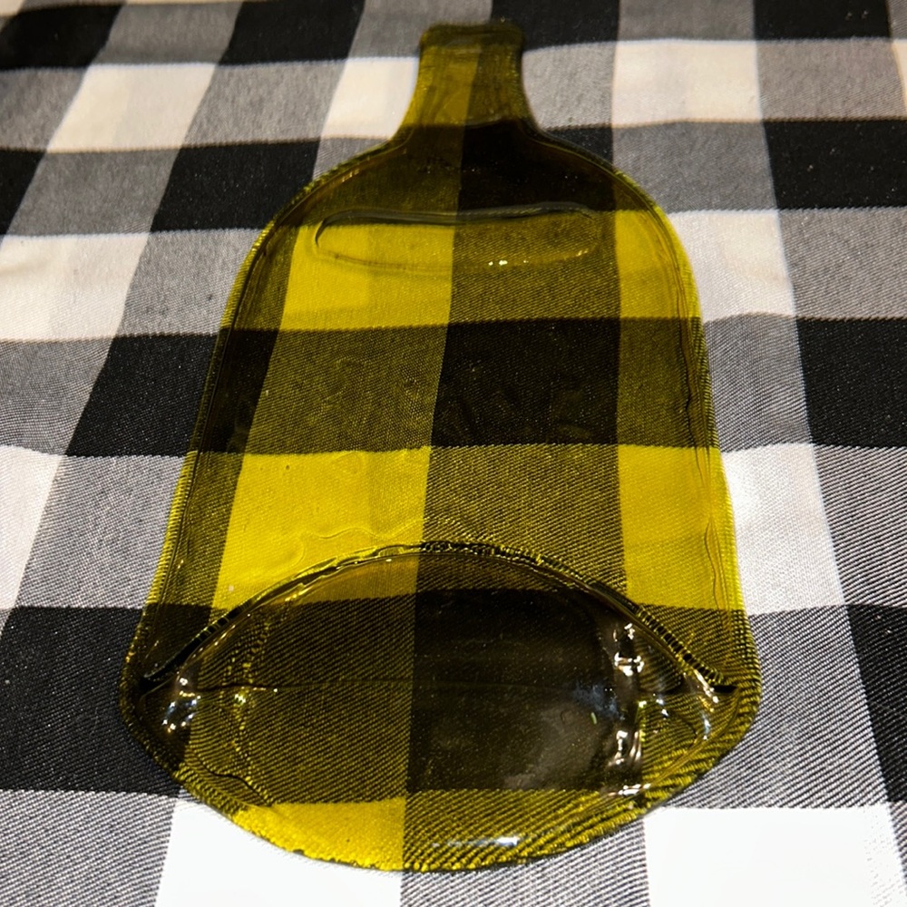 Up cycled yellow/green wine bottle. Perfect for a cutting board or cheeseboard.